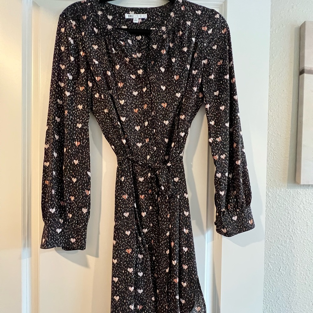 Long sleeve work dress. V beck. Tie waist.